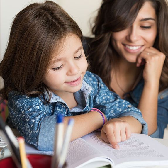 Auxiliaire parentale superviser devoirs des enfants