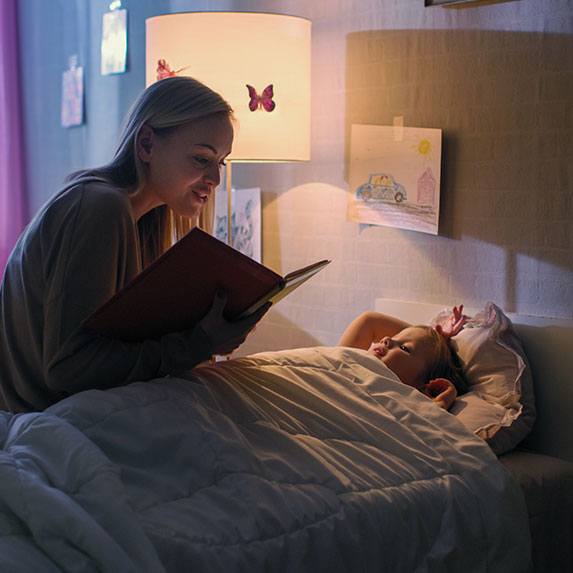 Auxiliaire parentale préparer enfants au coucher