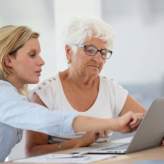 auxiliaire de vie aide retraité tâche administrative