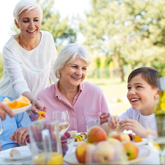 Repas de famille en terrasse