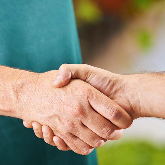 Poignée de main client satisfait de son jardinier