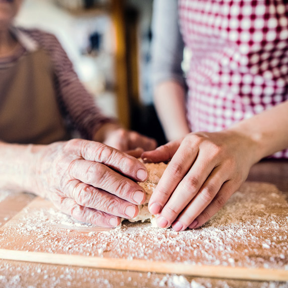 aide à domicile préparation repas avec senior